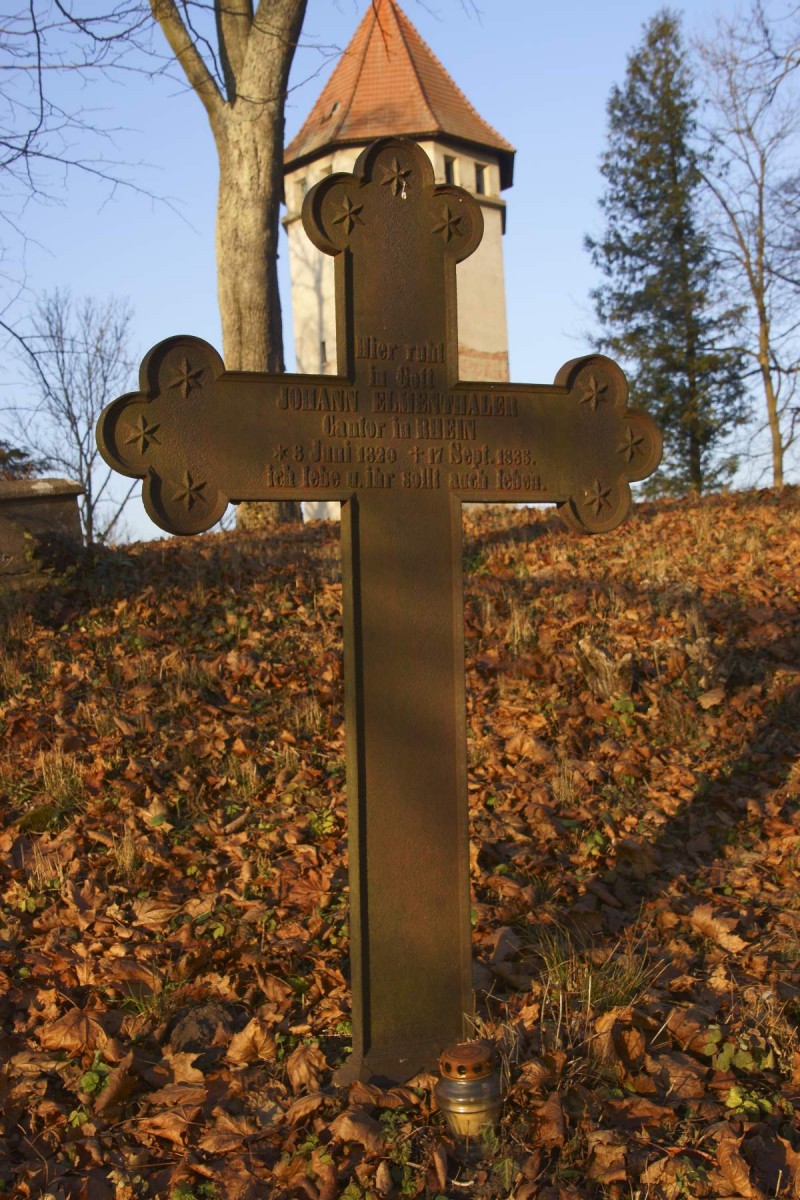Krzyż na cmentarzu